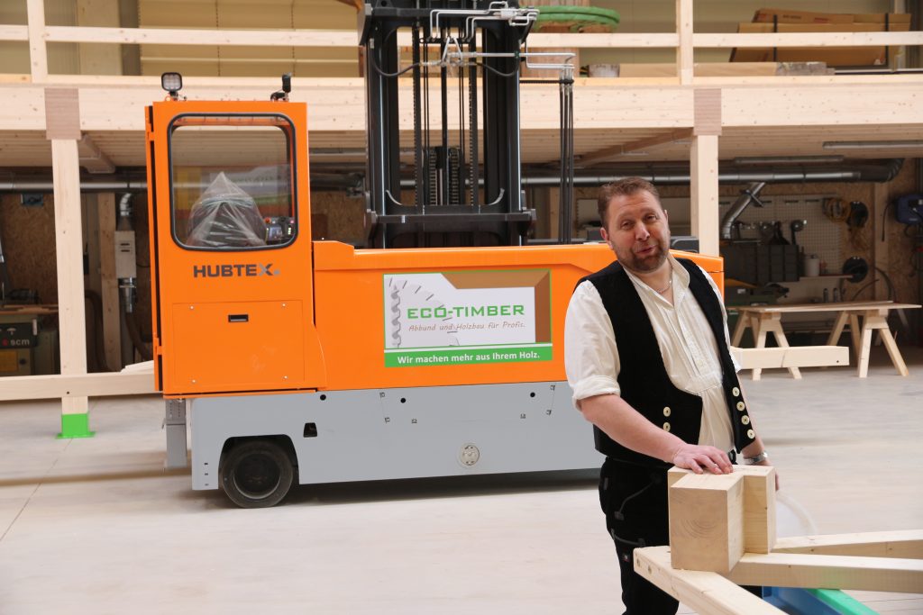 ECO-TIMBER Geschäftsführer Uwe Klingebiel in der modernen Produktionshalle